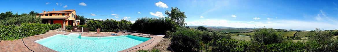 La panoramica dell’Agriturismo Colomboni: il casale e la piscina a sinistra, il verde e le colline marchigiane all’orizzonte